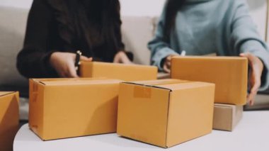 Elinde paket olan kadın, teslimat servisi.