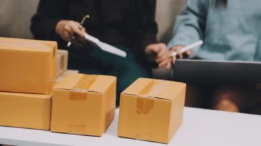 Online mağaza konsepti. Çevrimiçi alışveriş için laptop ve tablet kullanan genç kadınlar