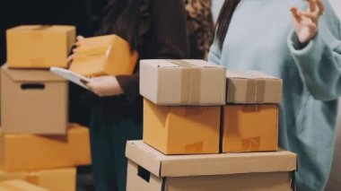 Karton kutularda paketli teslimatçı kadın..