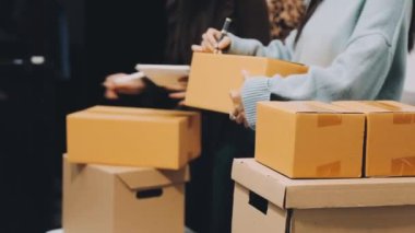 Kadın elleri kutuları topluyor