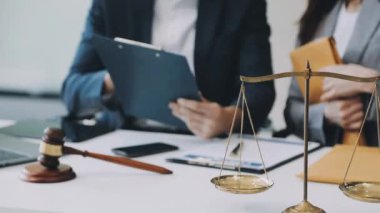 İş adamı avukatla birlikte çalışıyor.