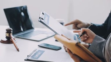 Tablet kullanarak bir işadamı yakın çekim