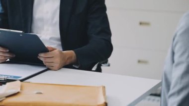 İş adamının elinde bir tablet vardı.