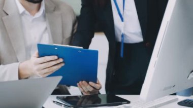 iş takım tartışarak yeni proje