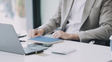 İş yerinde tablet bilgisayar kullanan bir işadamı. Dizüstü bilgisayarda çalışan adam.