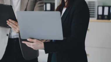 İş adamları birlikte çalışıyor ve modern ofiste yeni iş planlarını tartışıyorlar..