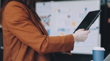 İş yerinde dijital tablet kullanan bir iş kadını.