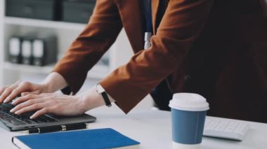 Dizüstü bilgisayarda çalışan genç adam.