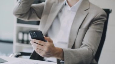 Cep telefonu kullanan iş adamı