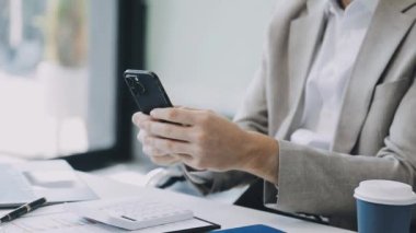 Ofisinde boş ekranlı akıllı telefonu olan bir iş adamı.