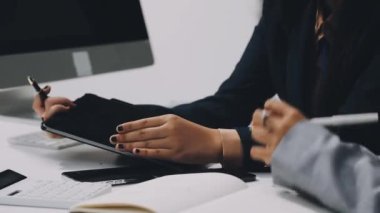 Ofisteki iş adamları. Ofiste çalışma kavramı.