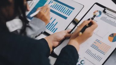 yakın plan - ofis masasında çalışan iş kadınının görüntüsü