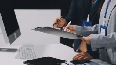 İş adamları toplantıyı tartışıyor