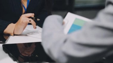 Modern ofis tablet ile genç iş kadını