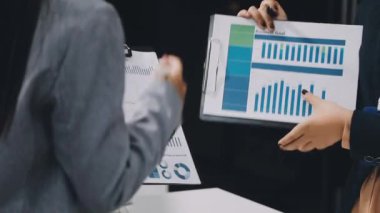 İş kadını iş belgesine işaret ediyor