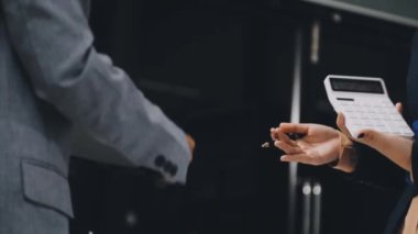 Takım elbiseli işadamı elinde belge tutuyor