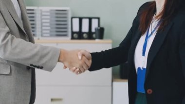 İş ortaklarının el sıkışması