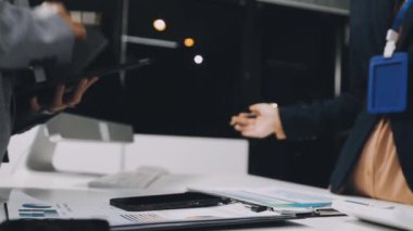 Modern ofiste proje üzerinde çalışan iş ekibi