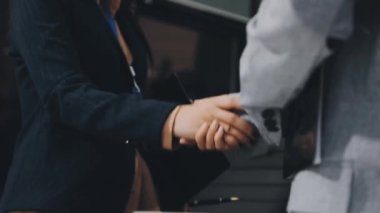 İş kadını ofiste el sıkışıyor.