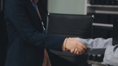 iş ortağı ile el sıkışan kadını