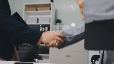 İş Adamları Tokalaşıyor