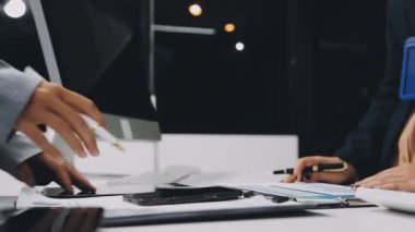 Kapat. İş ekibi el sıkışıyor..