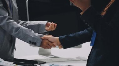 İş adamları ofiste el sıkışıyor