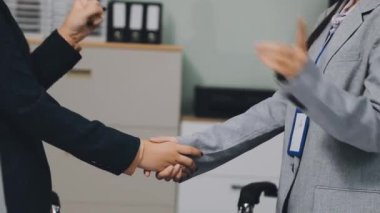 İş Adamları Tokalaşıyor