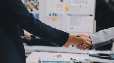 İş ortaklarının elleri titriyor