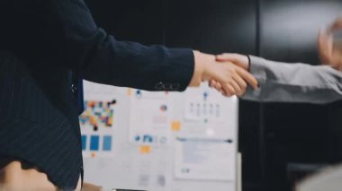 iş insanlar ellerini sallayarak