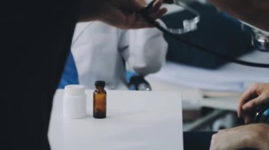 Hastanede dijital tablet kullanarak tıbbi doktoru kapatın.