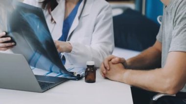 Doktor, hastasına reçeteli ilaç ve reçeteli ilaç veriyor..