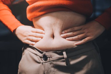 kadın eli aşırı göbek yağ tutan, kilolu kavramı