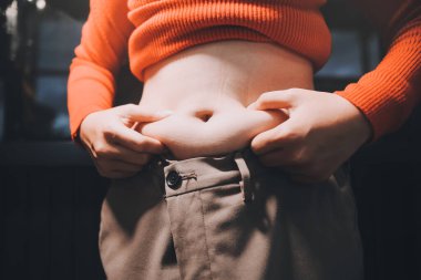 kadın eli aşırı göbek yağ tutan, kilolu kavramı