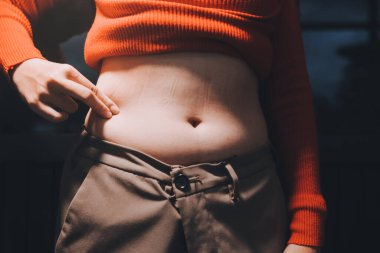 kadın eli aşırı göbek yağ tutan, kilolu kavramı