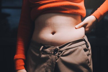 kadın eli aşırı göbek yağ tutan, kilolu kavramı