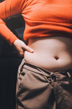 kadın eli aşırı göbek yağ tutan, kilolu kavramı