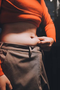 kadın eli aşırı göbek yağ tutan, kilolu kavramı