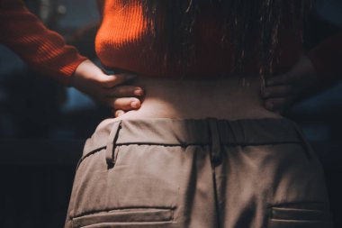 kadın eli aşırı göbek yağ tutan, kilolu kavramı