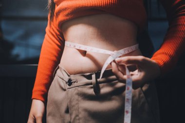 kadın eli aşırı göbek yağ tutan, kilolu kavramı