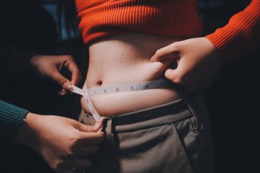 kadın eli aşırı göbek yağ tutan, kilolu kavramı