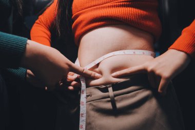 kadın eli aşırı göbek yağ tutan, kilolu kavramı
