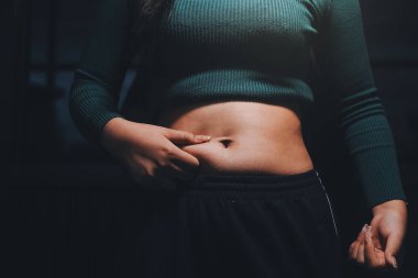 kadın eli aşırı göbek yağ tutan, kilolu kavramı