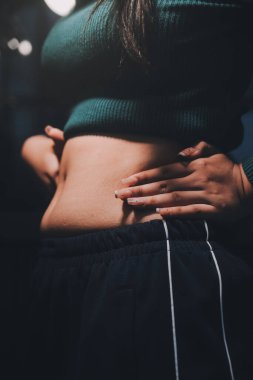 kadın eli aşırı göbek yağ tutan, kilolu kavramı