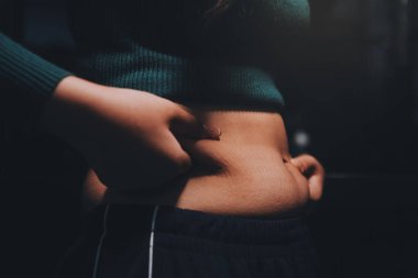 kadın eli aşırı göbek yağ tutan, kilolu kavramı