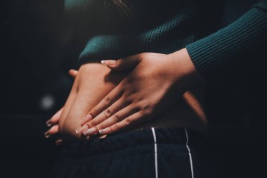 kadın eli aşırı göbek yağ tutan, kilolu kavramı