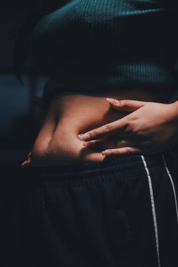 kadın eli aşırı göbek yağ tutan, kilolu kavramı