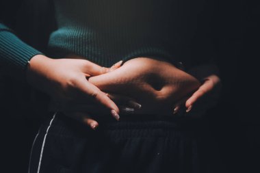 kadın eli aşırı göbek yağ tutan, kilolu kavramı