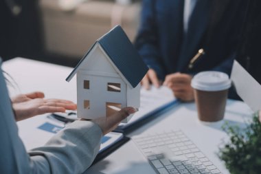 Evdeki evrakları dolduran çifti kapatın.