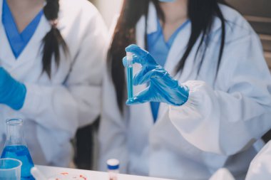 Test tüpü ve mikro pipetli mikrobiyolojik araştırma.